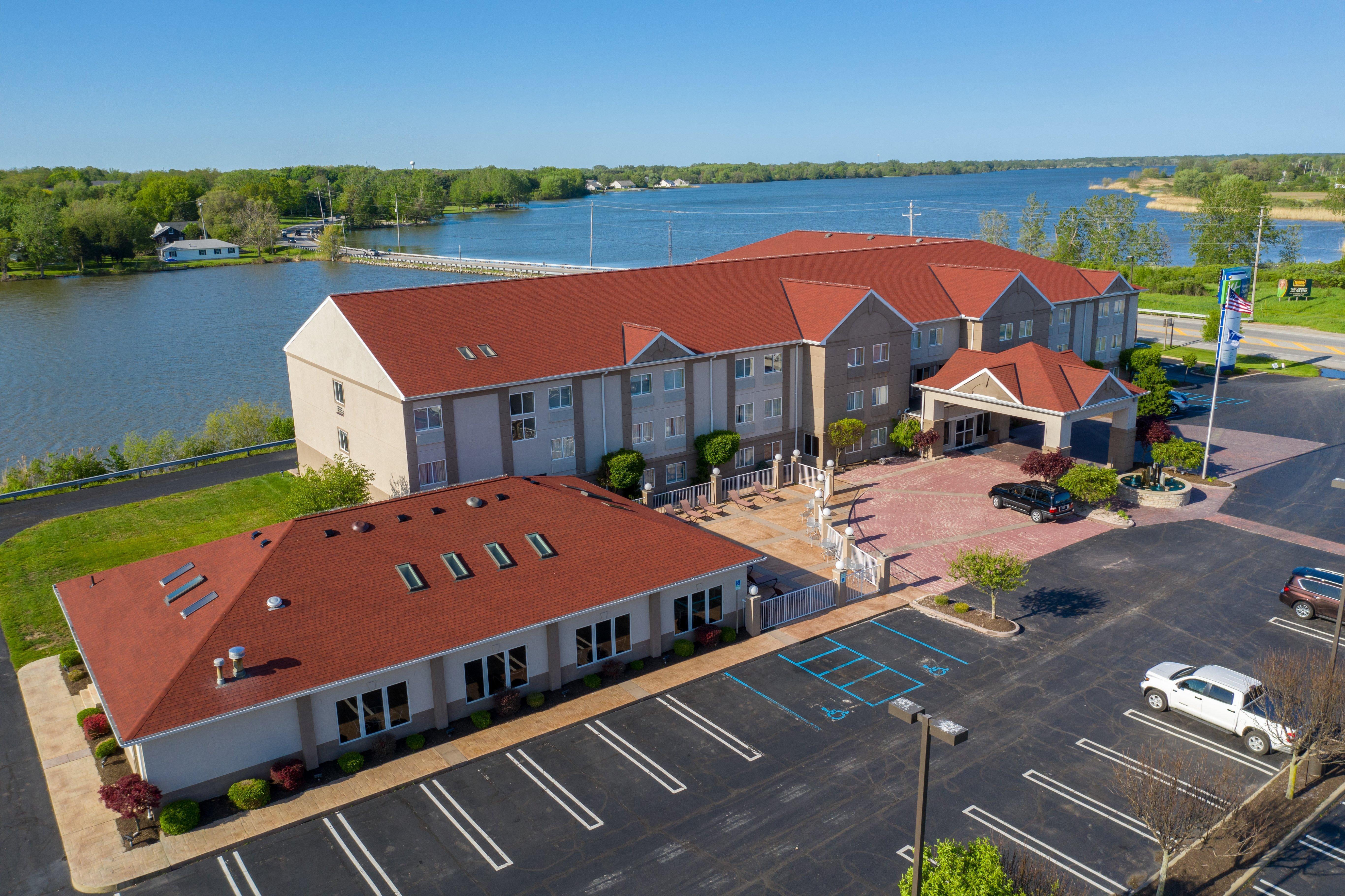 Holiday Inn Express Hotel & Suites Port Clinton-Catawba Island By Ihg Exterior photo